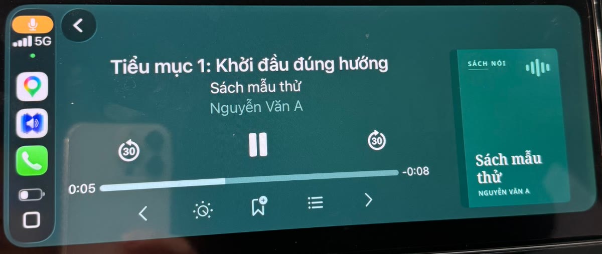 BookPlayer trên màn hình xe qua CarPlay: tên chương, bìa, nút tua và chuyển chương